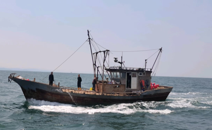 省市区三级联动出击，休渔期5艘渔船在岚山区海域违法被抓